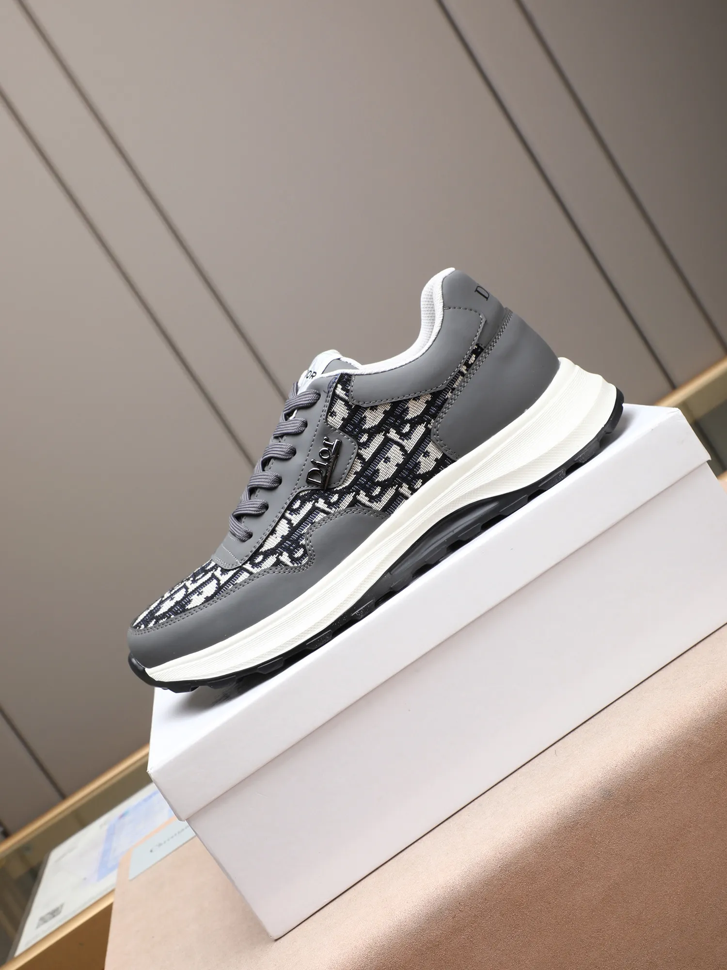🆕🆕🆕Men's Shoes💰P460 Dior's avant-garde and versatile fashionable men's shoes are privately modeled, calfskin stitched with Dior's special waterproof fabric, fashionable, simple, stylish, eye-catching and classy. It will subvert old ideas and be a must-have for fashionistas who want to spend time with you! Must keep it for yourself! High-end comfort but low-end, high-end quality workmanship. Code number: 38-44 (45 customized) 4 colors for your choice [kiss][kiss][kiss]